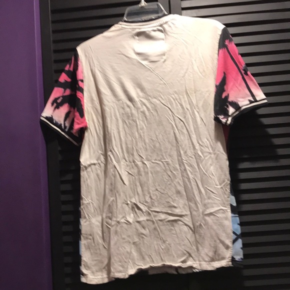 Blue pink white and black paradise style tee-shirt - Picture 6 of 6